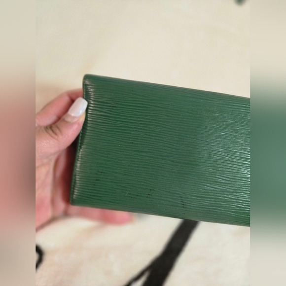 💯 Authentic Vintage Louis Vuitton Epi Sarah Wallet (Green) - Picture 16 of 16